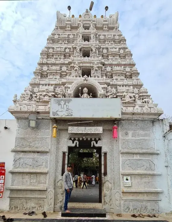 दत्तात्रेयाचे_प्रसिद्ध_मंदिर_कोणते_आहे?